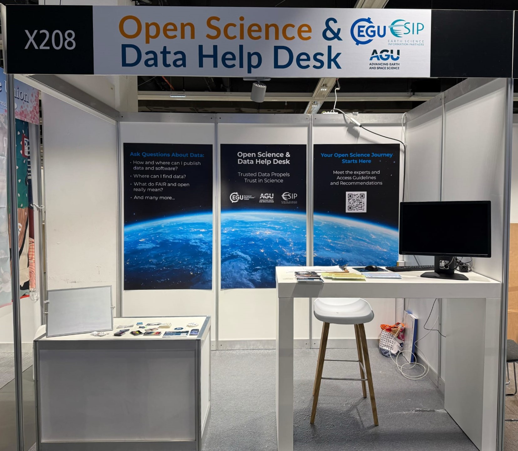 Data Help Desk open space layout
